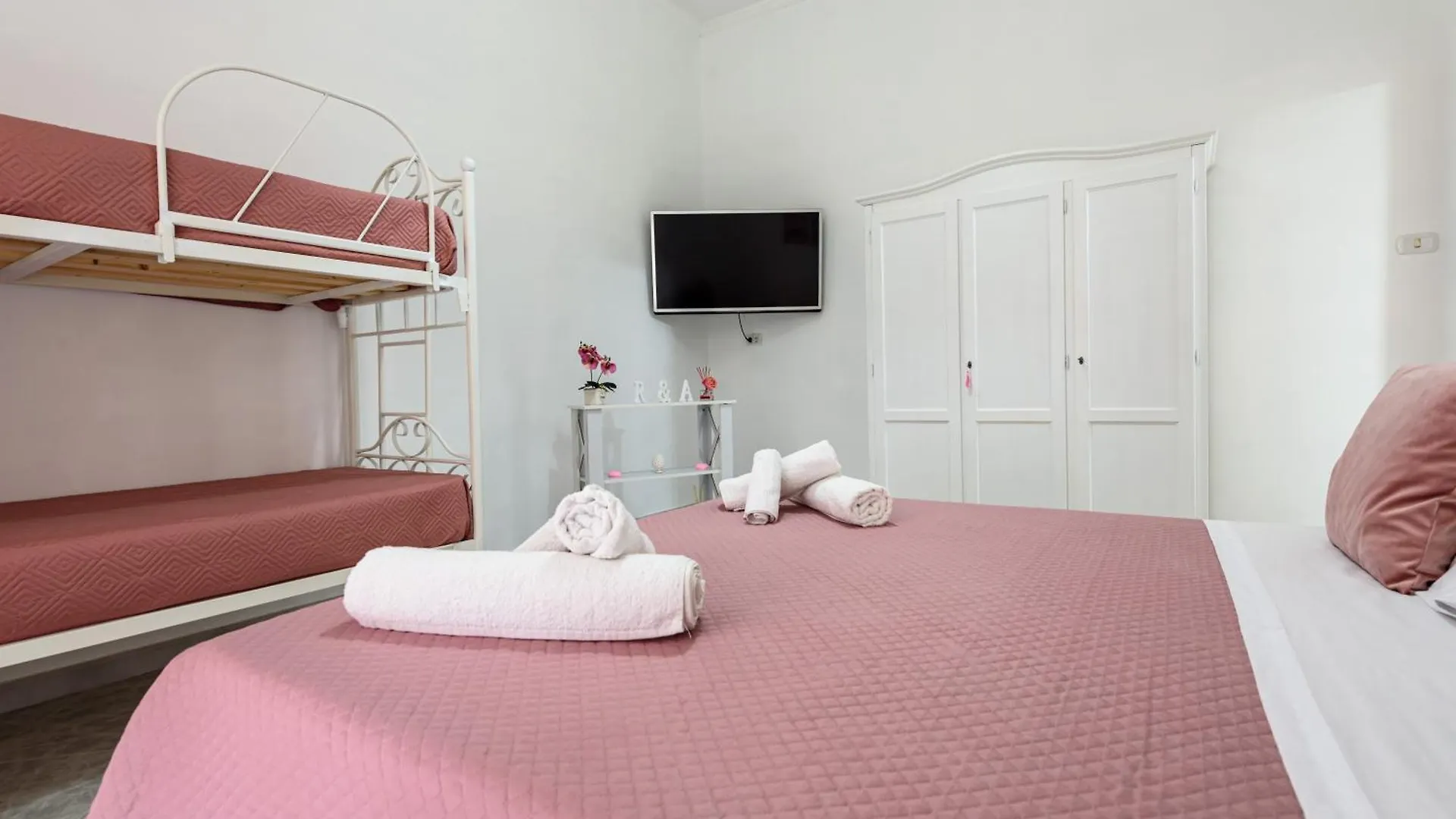 Holiday House Raffy & Ary Neapol Apartmán
